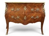 une commode ancienne avec un plateau en marbre