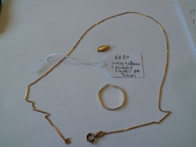 la photo d'un collier, d'un bracelet et d'une bague sur une table