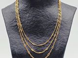 un collier à chaîne en or sur un présentoir à mannequin