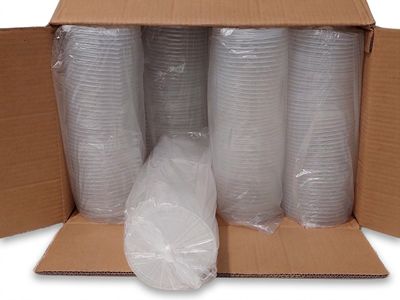 plusieurs tasses blanches dans une boîte en carton sur fond blanc