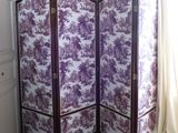 un paravent orné d'un motif violet et blanc