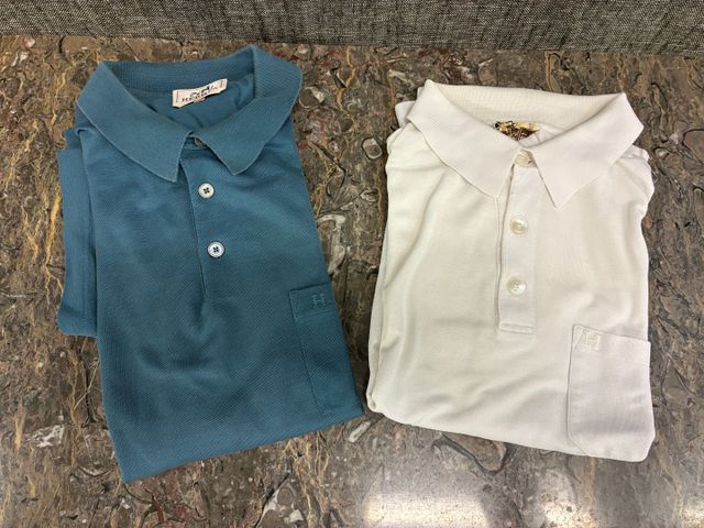 HERMES Paris – Lot de deux polos bleu et blanc. Tâches, à nettoye...