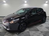 une voiture noire est garée sur le sol en damier d'un garage