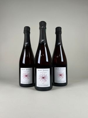 trois bouteilles de vin posées l'une à côté de l'autre sur une table