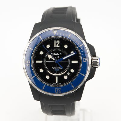 une montre noire avec une lunette bleue