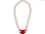 collier de perles avec des perles rouges et blanches sur fond blanc