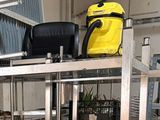 un chariot à bagages au milieu d'un entrepôt rempli de bagages