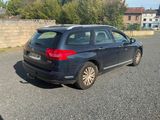 une voiture garée sur le côté de la route
