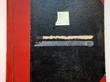 un vieux livre recouvert d'une feuille de papier
