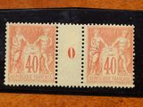 un gros plan sur deux timbres posés sur une surface en bois