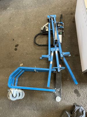 un chariot bleu posé par terre