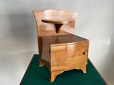 une petite chaise en bois surmontée d'un tiroir