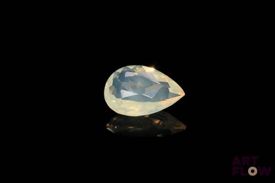 gros plan d'un diamant blanc sur une surface noire