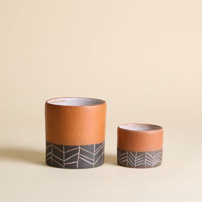 une photo montrant deux vases posés sur une table