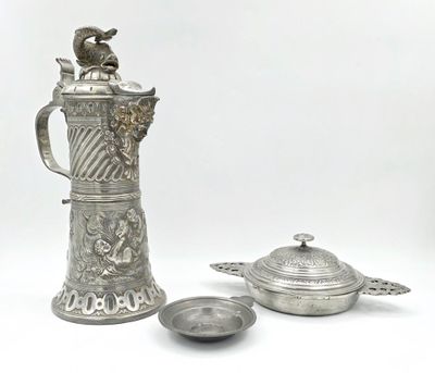 une cafetière en argent et une théière en argent sur fond blanc