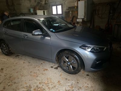 une voiture garée dans un garage et encombrée d'objets divers