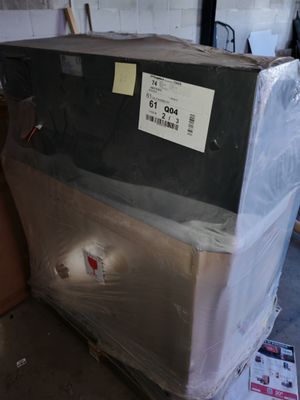 a box that is sitting in the middle of the floor