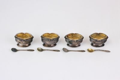 trois couverts et cuillères posés sur un fond blanc