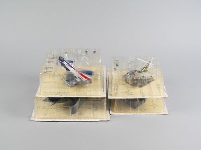 deux boîtes contenant chacune un avion miniature, posées sur une surface grise