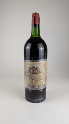 une bouteille de vin posée sur une table