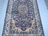 un tapis oriental sur le sol d'une pièce