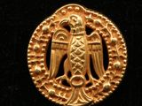 Gros plan sur une pièce d'or ornée d'un aigle
