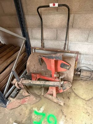 une photo d'une machine rouge dans un garage