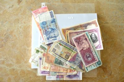 une liasse de billets posée sur une feuille de papier