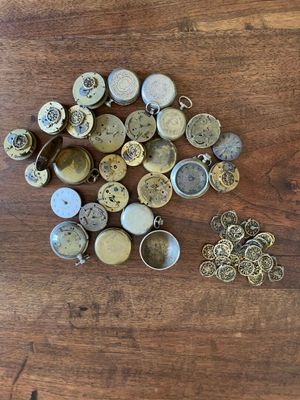 de nombreux types de boutons différents sur une table en bois