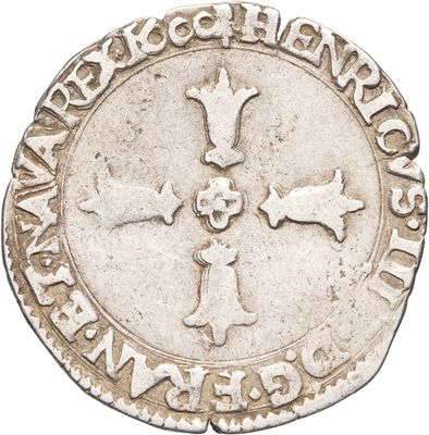 Gros plan sur une pièce de monnaie portant une croix