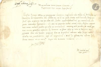 un vieux document écrit posé sur une table