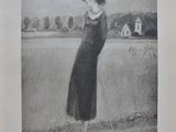 une vieille photo d'une femme en robe et chapeau, tenant un club de golf