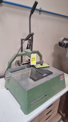 une machine posée sur une table dans une pièce