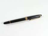 le stylo est posé sur la table, à côté de la feuille