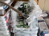 une pile de cartons et une paire de ciseaux par terre