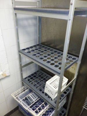 une étagère métallique sur laquelle sont posés tout un tas d'objets