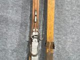 une paire de skis et une autre paire de skis exposées