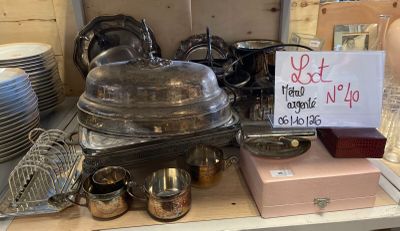 une table sur laquelle sont disposés de nombreux plats et vaisselle