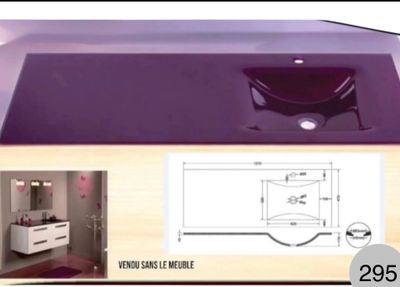 une photo d'une salle de bains avec un lavabo et un miroir