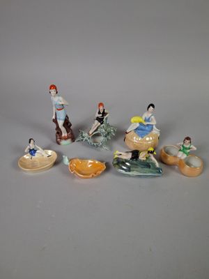un grand nombre de figurines posées sur une table