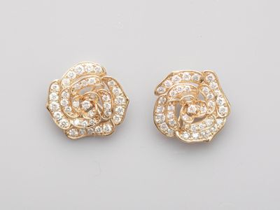 une paire de boucles d'oreilles en or 18 carats et diamants