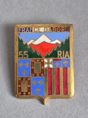 un gros plan d'un badge posé sur une table, sur fond blanc