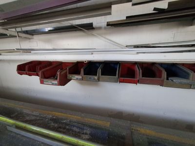 une photo d'une pièce où sont suspendus au plafond plusieurs bacs rouges