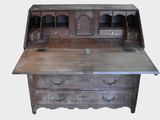 un bureau en bois avec un plateau en métal et des tiroirs