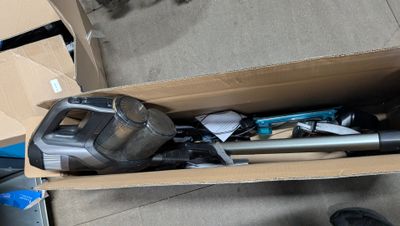 une boîte contenant un aspirateur et d'autres objets