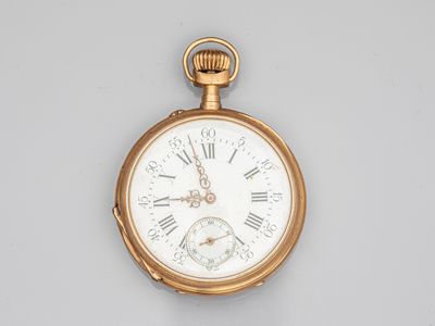 une montre de poche ancienne avec des chiffres romains sur le cadran