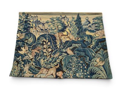 un gros plan d'une tapisserie sur une surface blanche