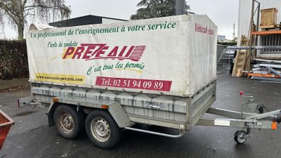 un camion avec une remorque dans un parking