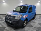la photo d'une camionnette bleue garée dans un garage