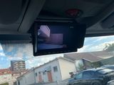 un rétroviseur de voiture sur lequel est fixée une caméra
